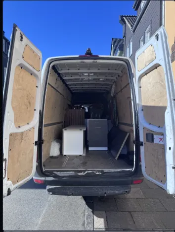 Umzug – Transporter mit geöffneter Ladefläche